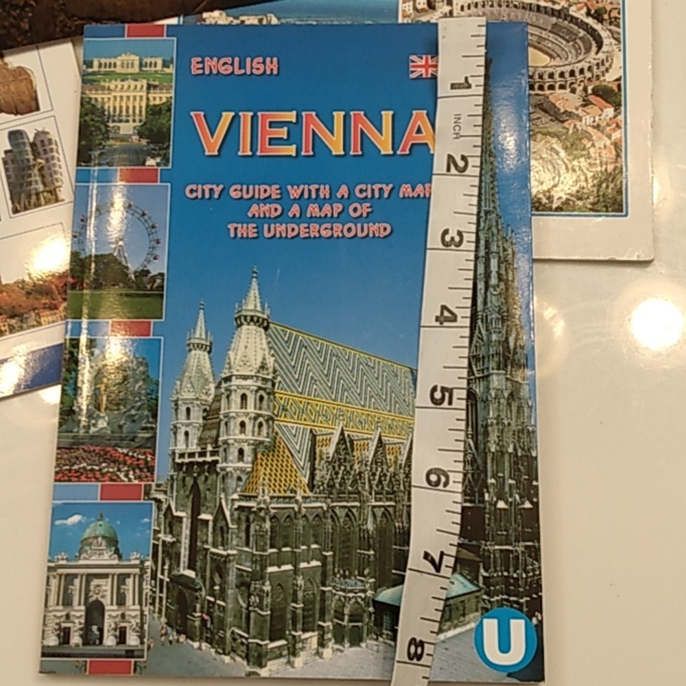 4 European Guide Books - Picture 2 of 11